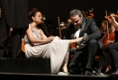 La soprano Sara Blanch i el bariton Xavier Aguilar cantant i actuant 