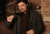 Marcel tastant, al Celler de Gelida